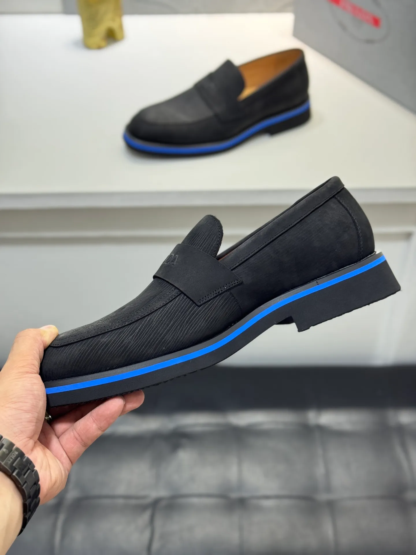 Men's shoes 💰520💰 PRADA*——◾ Prada~Thick-soled men's shoes, original single-level perfect boutique, brogue style men's formal casual leather shoes, luxurious materials, imported cowhide, with water-dyed cowhide lining, 4.5cm increased PU foam lightweight outsole, perfectly restore the original classic, purchase the original 1:1 accurate replica, welcome all comparisons 🆚, the design is full of modernity, versatile and fashionable urban men! Size: 39-44 (38.45.46.47 customized)